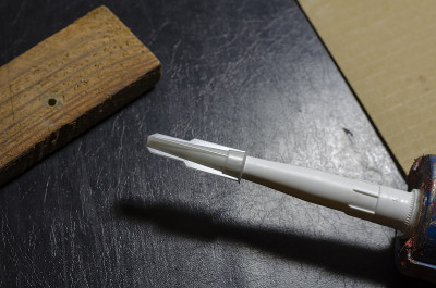 关闭密封胶喷口的特写在黑色的桌子上。