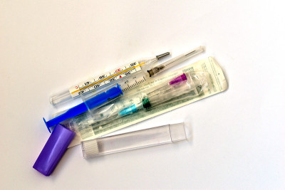白色的桌子上放着医疗用品。