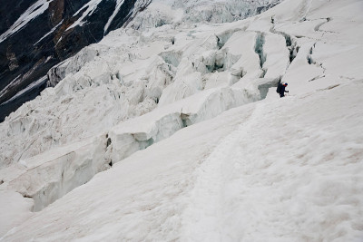 雪山风景优美。帕米尔山系统。爬山的人。