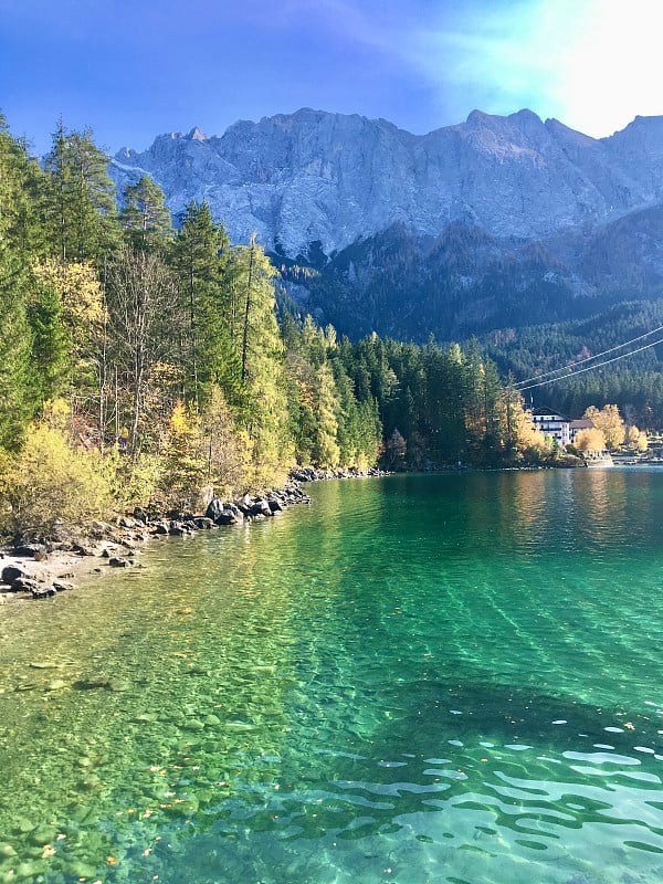 Eibsee(紫杉海)是德国巴伐利亚州的一个湖泊，位于Garmisch-Partenkirchen西