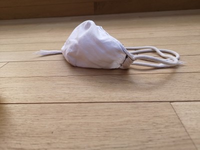 布面罩放在地板上
