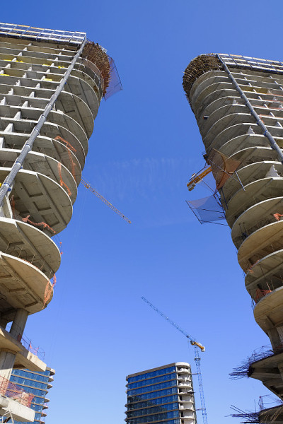 三栋建筑正在建设中