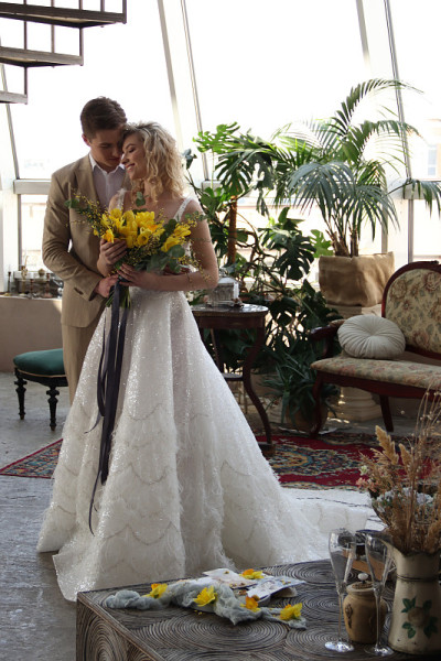快乐的新婚夫妇庆祝他们的新婚。就结婚了!
