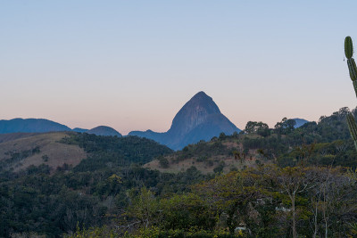 Itaipava山上的日落，Petrópolis。巴西里约热内卢山区。鸟瞰图。有选择性的重点