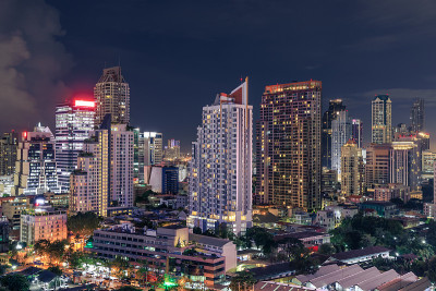 曼谷商业区的城市景观与摩天大楼在晚上，泰国
