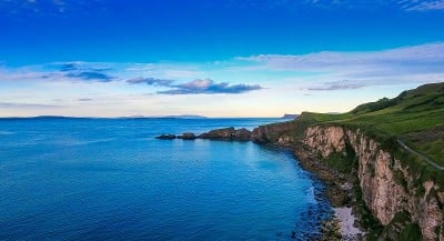 爱尔兰Carrick-a-Rede悬崖鸟瞰图