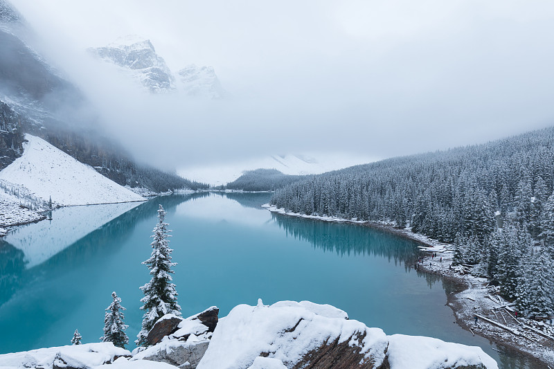 第一场雪，早晨在加拿大阿尔伯塔省班夫国家公园的冰碛湖。美丽的自然背景照片。在雾天的景观。