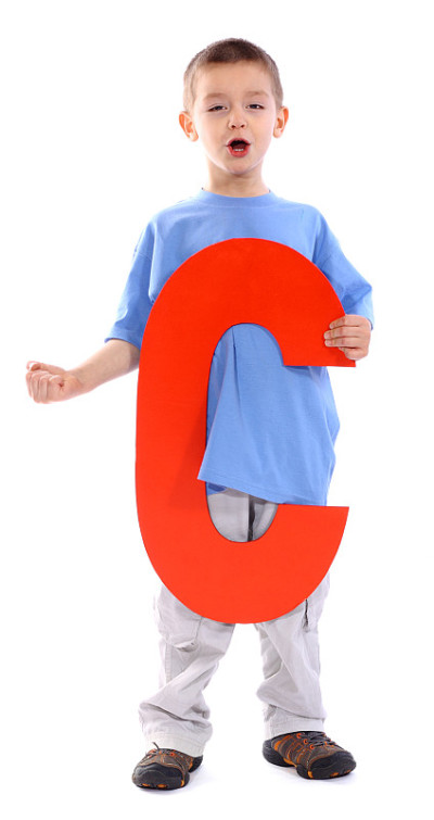 字母“C”的男孩
