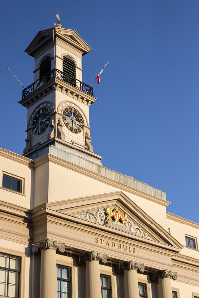 荷兰市政厅的钟塔(荷兰语stadhuis)，在晴朗的蓝天下，荷兰