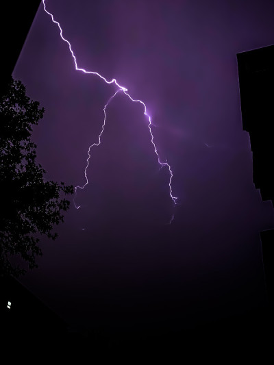 闪电在暴风雨中闪烁