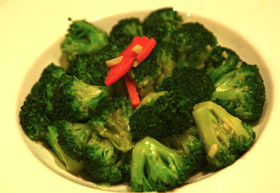 花椰菜放在盘子里煮