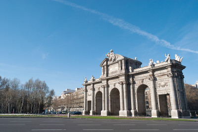 Alcalá在一个阳光明媚的早晨登机