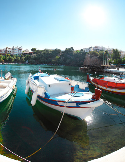 Agios Nikolaos的Voulismeni湖上的船只。克里特岛