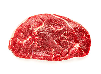 新鲜生牛排孤立在白色背景，近距离。最好的牛肉俯视图