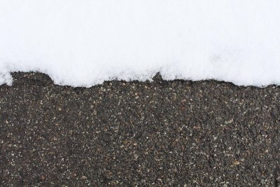 冬天人行道上覆盖着雪