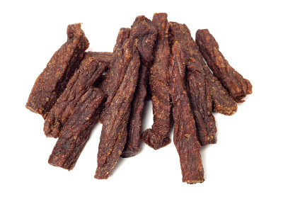 白色背景上的牛肉干