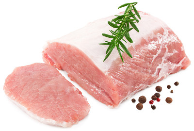 生猪肉与迷迭香，胡椒和切片孤立在白色背景。剪辑路径和全景深