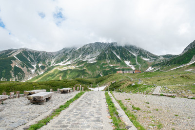 徒步旅行和远足路线在黑袍高山路线，长野，日本。