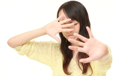 一个年轻的日本女人做了一个停止的手势