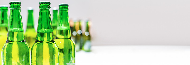 水平图片的绿色瓶子啤酒