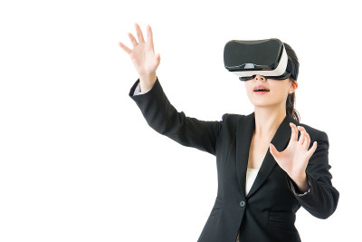 亚洲商务女性通过VR耳机眼镜组织工作流程