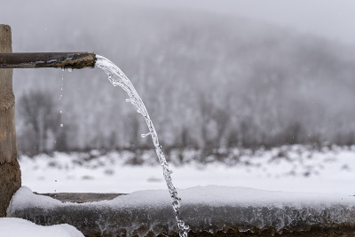从雪山中流出的天然水，近距离看