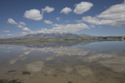 阿迪切瓦兹村，山映湖