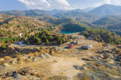 废弃铜矿地质勘查。塞浦路斯Xyliatos矿区废料堆上的钻井机械