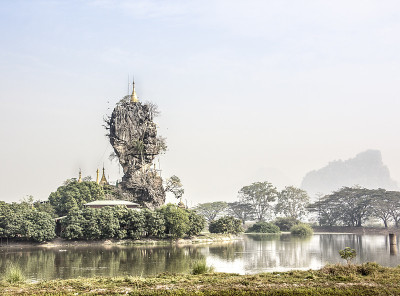 陡峭岩石上的小宝塔