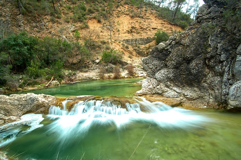 博罗萨河的源头在塞拉de Cazorla自然公园，塞古拉斯维拉斯，西班牙安达卢西亚。雨天的路线