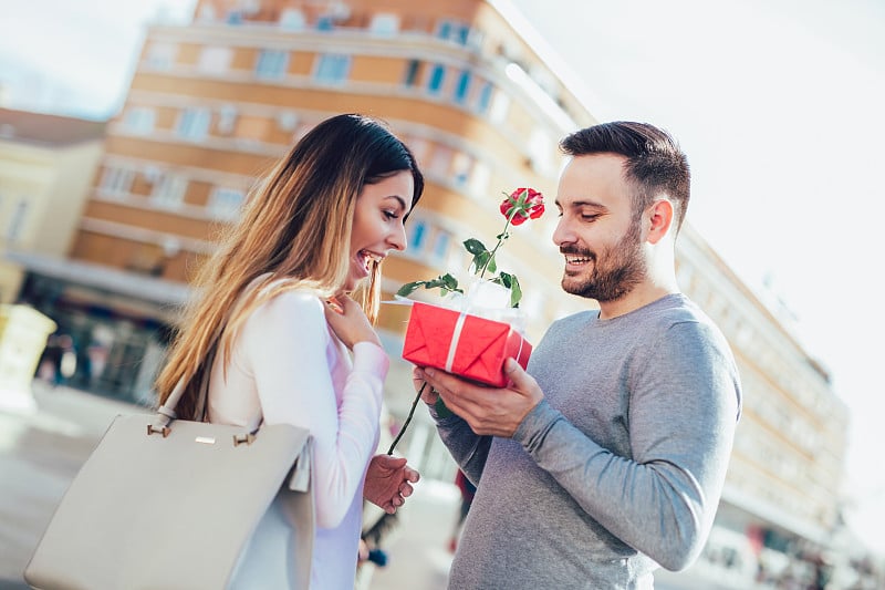 可爱的情侣庆祝结婚纪念日