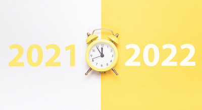 圣诞平地2022。复古风格的黄色时钟在快乐的圣诞午夜。新年倒计时在快乐的圣诞节黄色背景。圣诞快乐，恭