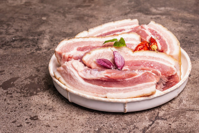 生五花肉带皮，腹膜肉。香料和香草