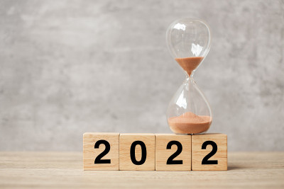 2022年的短信，桌上放着沙漏。决心、时间、计划、目标、动力、重启、倒计时和新年假期概念