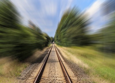 在高速运动模糊的铁路轨道上的递减透视视图