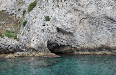 Tremiti群岛-从船上进入Grotta del Bue Marino