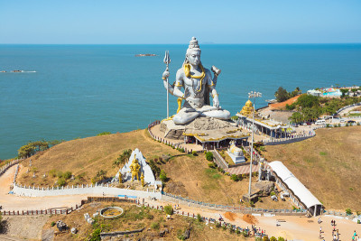 湿婆神的雕像建在Murudeshwar