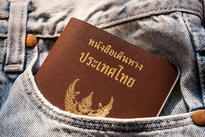 泰国护照在轻牛仔牛仔裤口袋