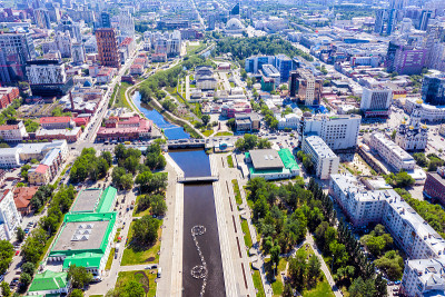 叶卡捷琳堡市中心和伊塞特河全景。从以上观点。俄罗斯