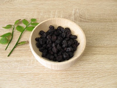 木碗里的蓝莓干
