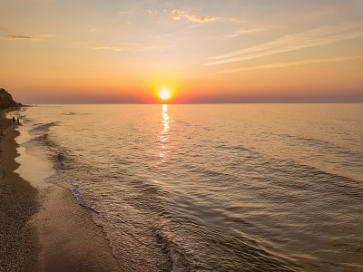 海上日出鸟瞰图。只有天空，云彩和水。美丽宁静的场景