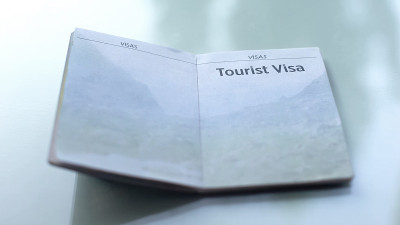 旅游签证，打开的护照躺在海关的桌子上，旅游
