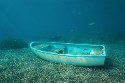 在水下，一条小船沉没在海底