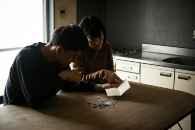 一对夫妇担心看他们的存折