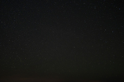 夜空闪烁着星空，蓝色的空间背景上点缀着星星，神奇的天空背景上点缀着星星