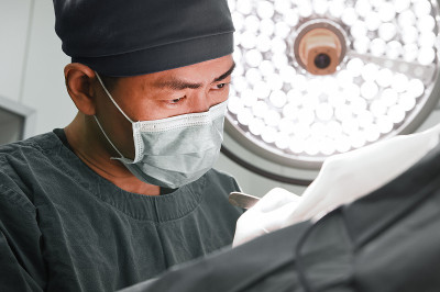 兽医外科医生在手术室
