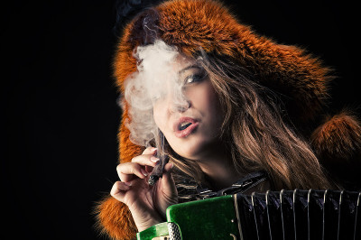 美女戴着皮帽在抽烟