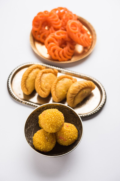 印度甜Jalebi/Imarti, Laddu和Gujiya一起在白色背景或与礼物。有选择性的重点