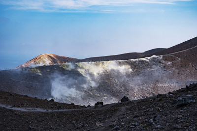 从火山岛火山口冒出的烟