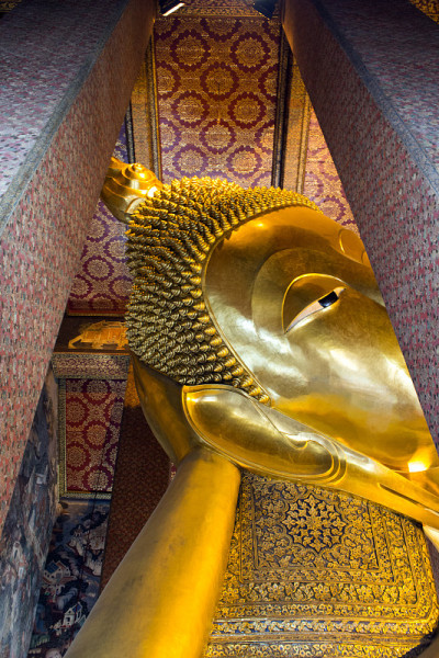 曼谷卧佛寺的金色卧佛